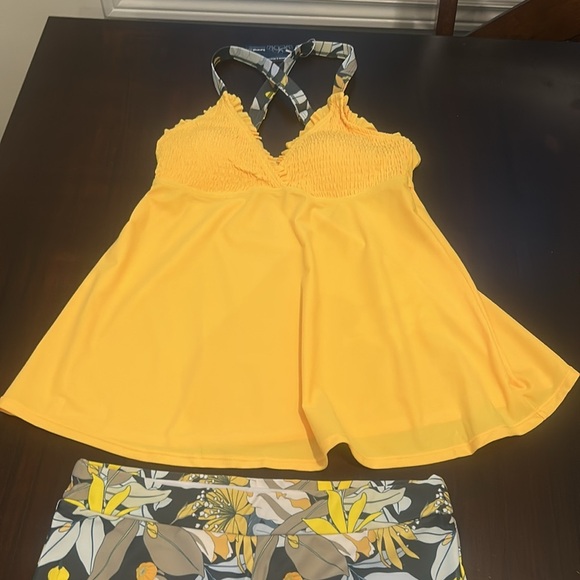 Summer Mae V-Neck Tankini Smocked Top with Boy Shorts Tummy Control Swimsuit - Picture 5 of 12